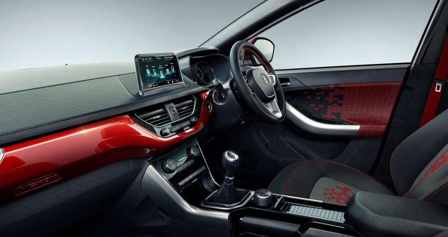Интерьер Tata Nexon Geneva Edition 2017 года  (фото 2 из 5)